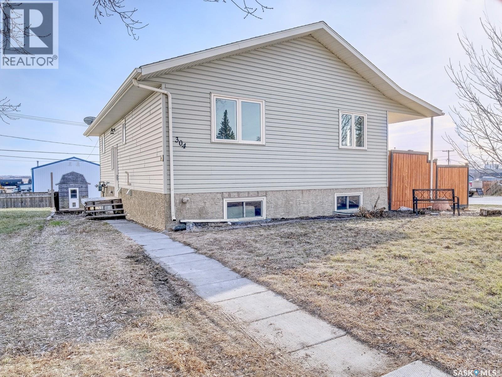 304 2nd Avenue E, Biggar, Saskatchewan  S0K 0M0 - Photo 2 - SK031854