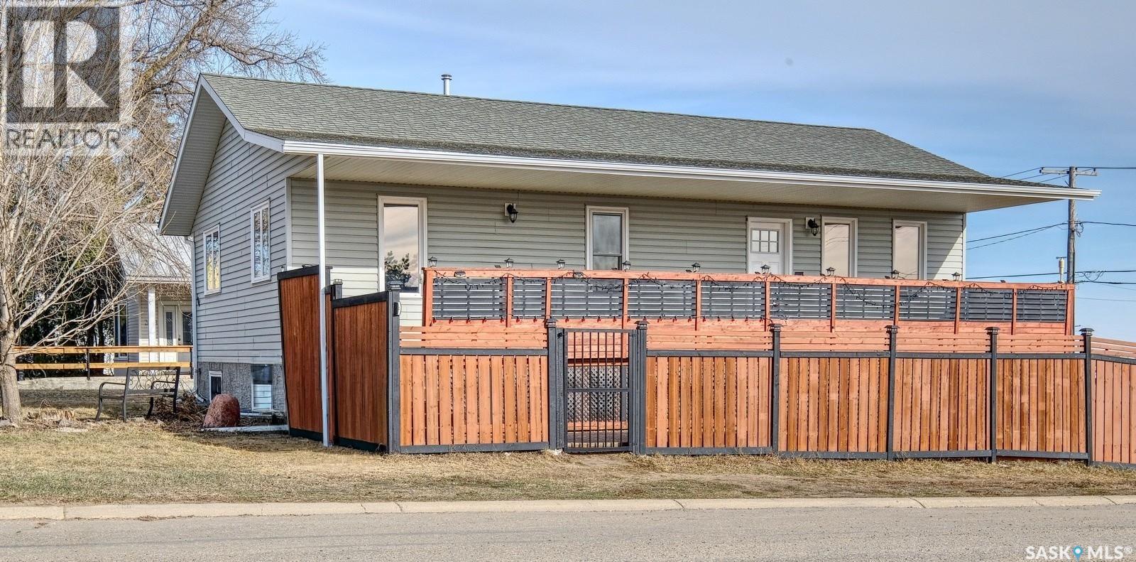 304 2nd Avenue E, Biggar, Saskatchewan  S0K 0M0 - Photo 38 - SK031854