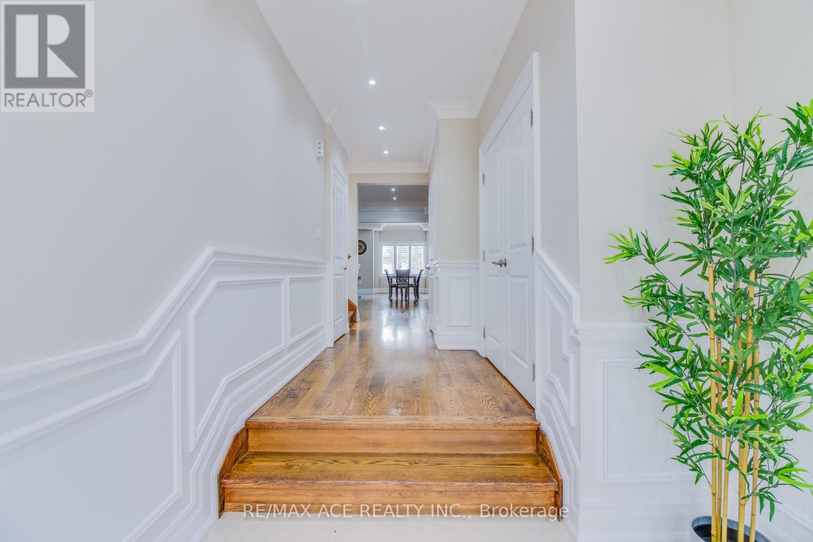 21 Haddon Avenue, Toronto, Ontario  M1N 2K7 - Photo 3 - E13081396