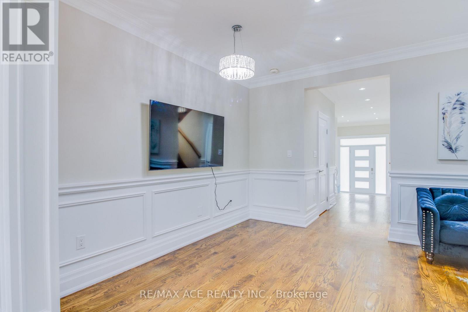 21 Haddon Avenue, Toronto, Ontario  M1N 2K7 - Photo 4 - E13081396