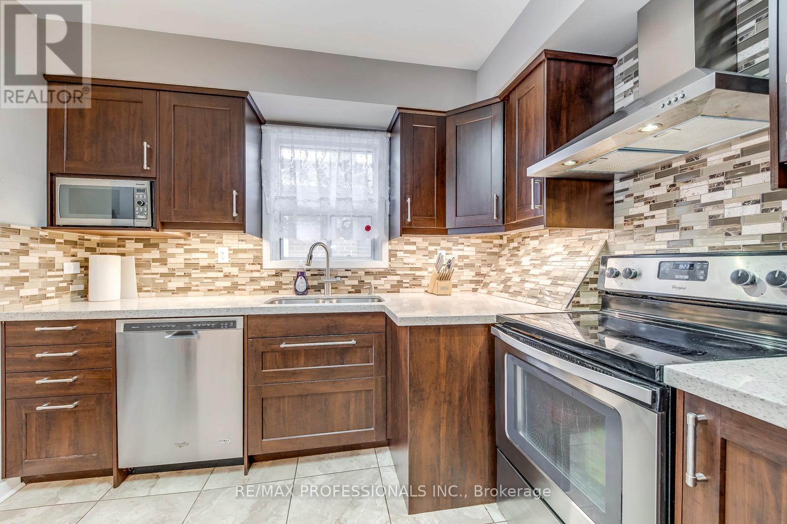 7 Belgate Place, Toronto, Ontario  M9C 3Y5 - Photo 10 - W12876608