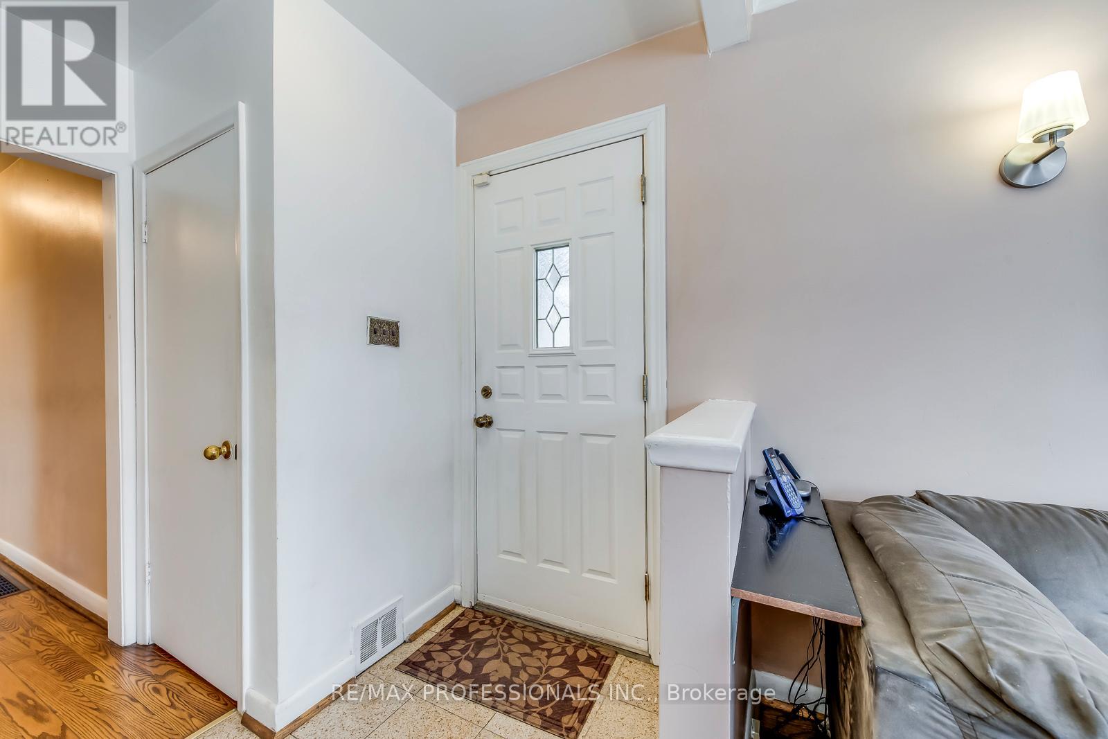 7 Belgate Place, Toronto, Ontario  M9C 3Y5 - Photo 4 - W12876608