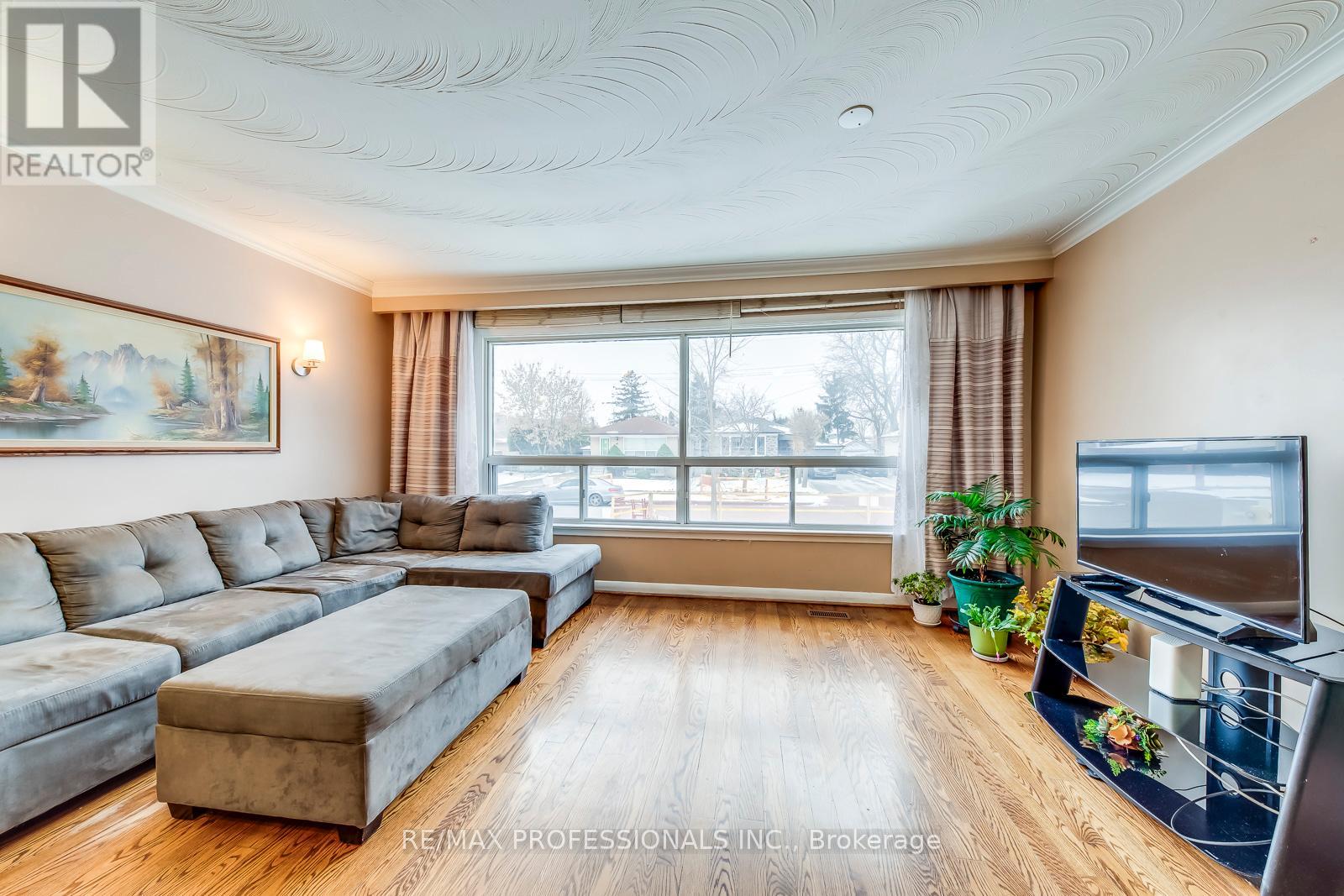7 Belgate Place, Toronto, Ontario  M9C 3Y5 - Photo 5 - W12876608