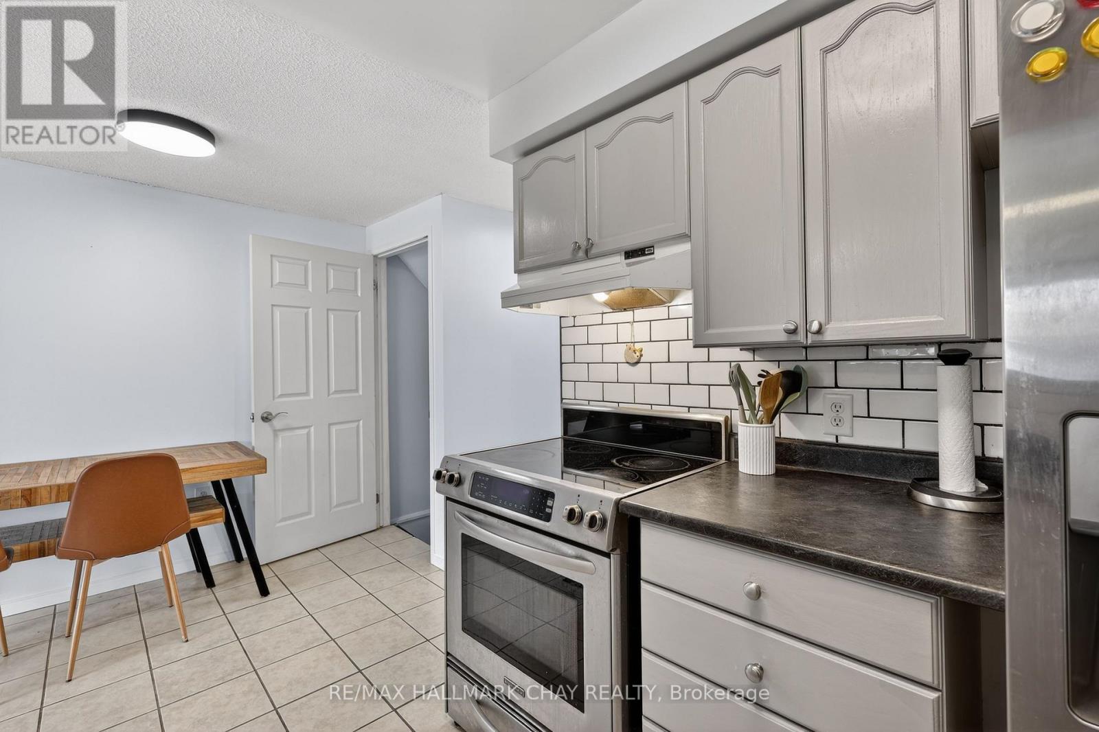 94 Lee Crescent, Barrie, Ontario  L4N 9Z1 - Photo 5 - S13068042