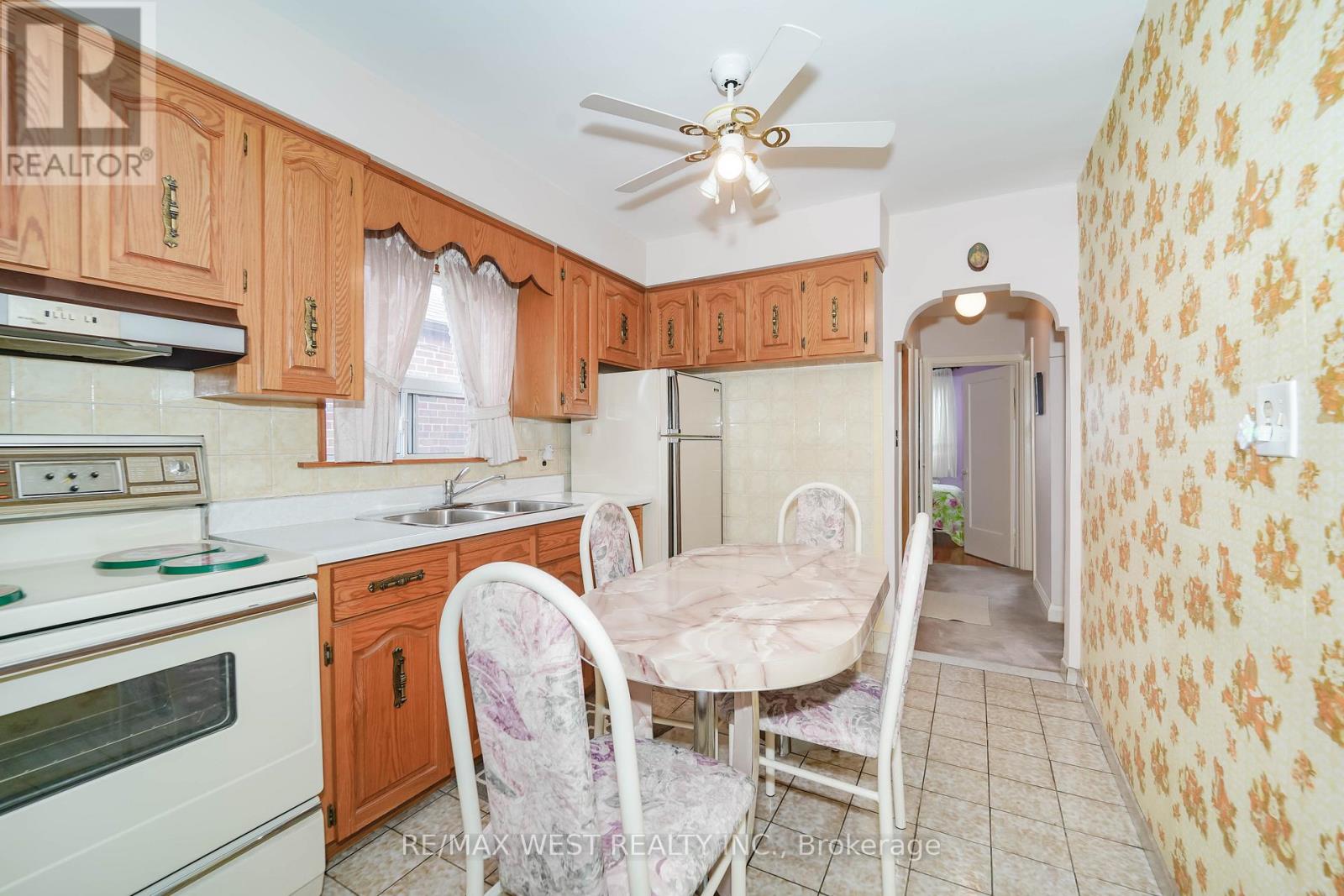 617 Caledonia Road, Toronto, Ontario  M6E 4V7 - Photo 4 - W13081294