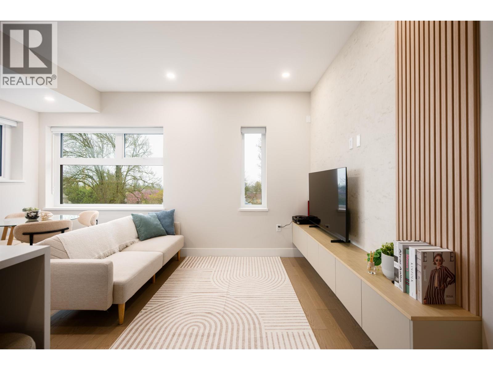 2 128 W Woodstock Avenue, Vancouver, British Columbia  V5Y 2S2 - Photo 3 - R3119196