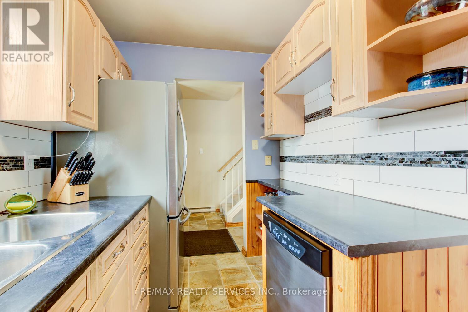 7 Hamlet Court, Brampton, Ontario  L6S 1X5 - Photo 6 - W13023638