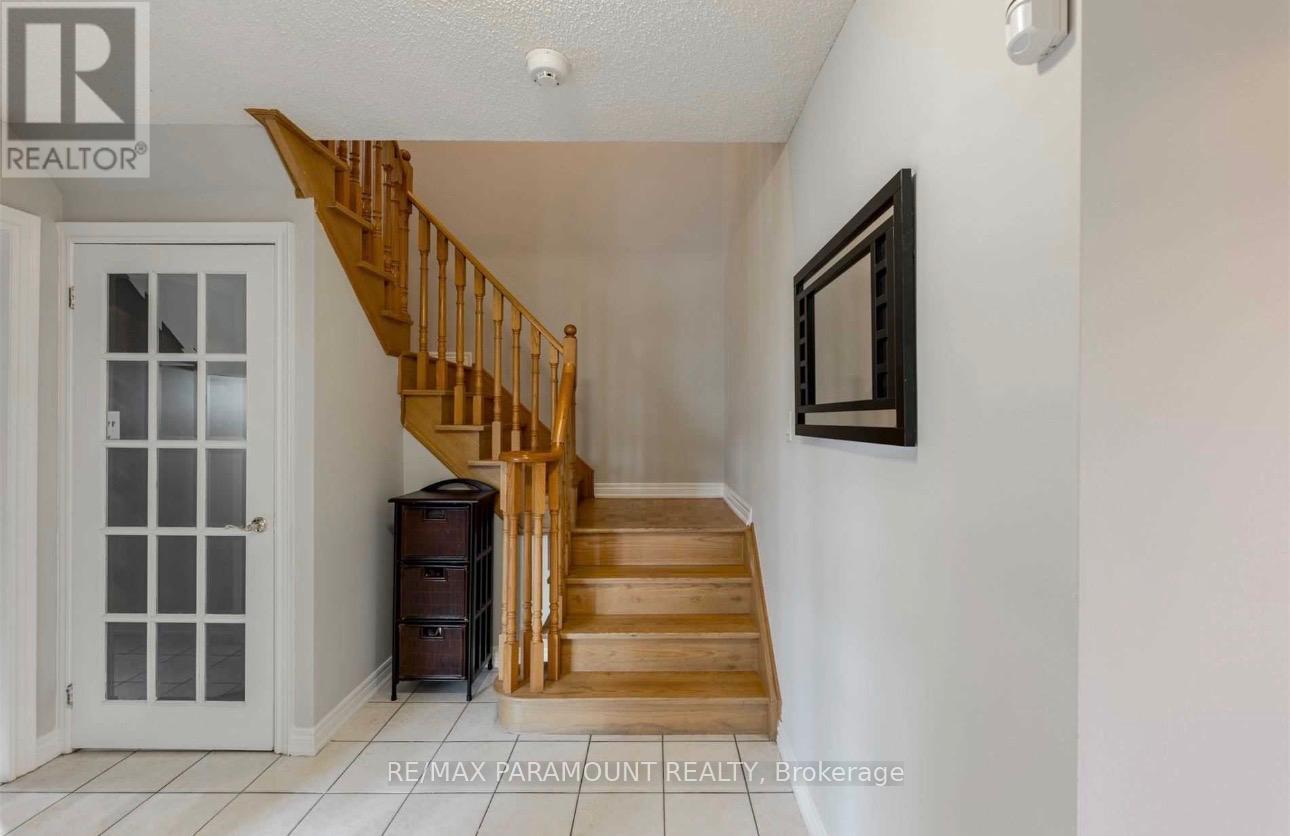 26 Ural Circle, Brampton, Ontario  L6R 1H3 - Photo 3 - W13081454