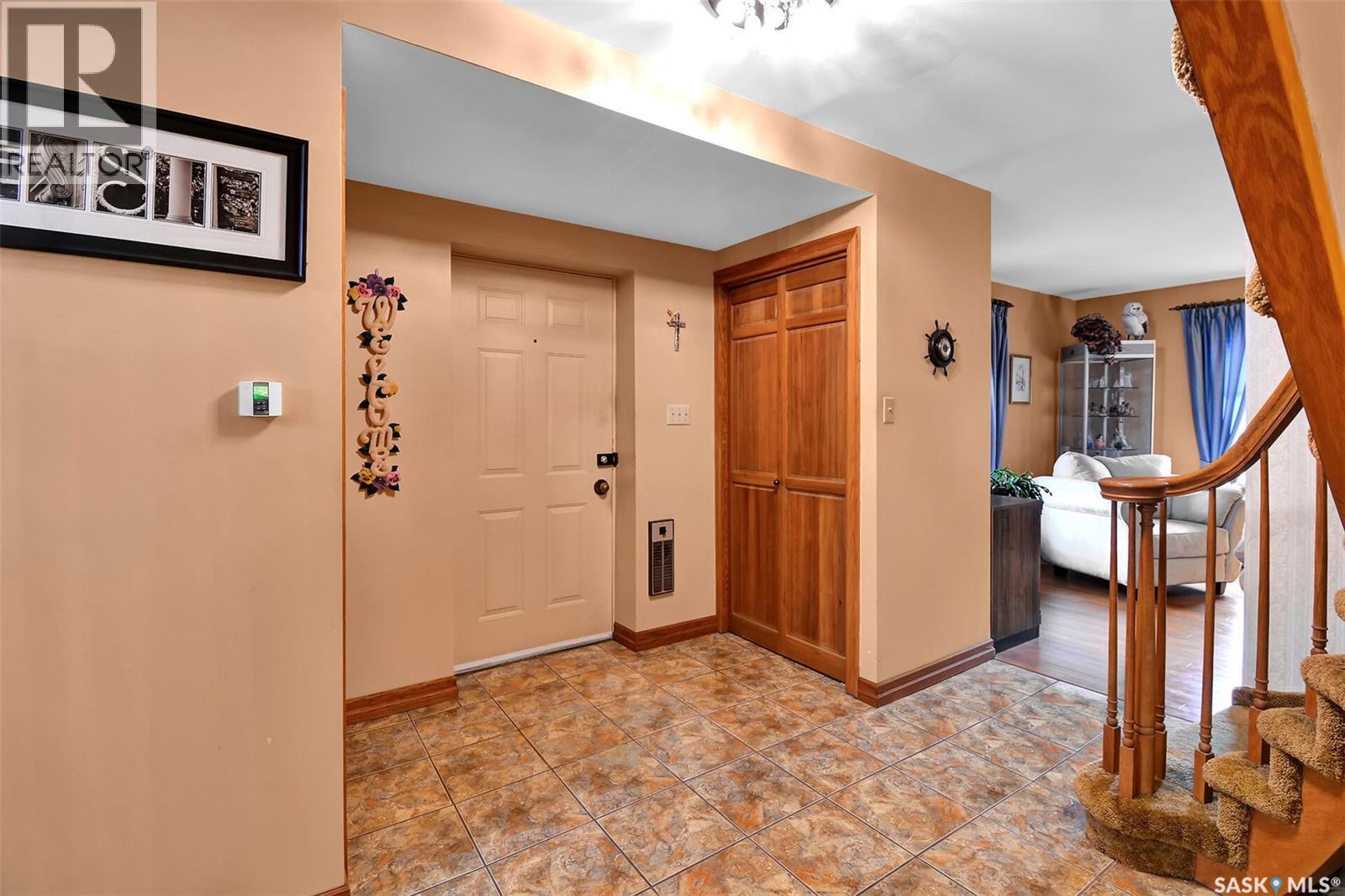223 Whiteswan Drive, Saskatoon, Saskatchewan  S7K 4M6 - Photo 3 - SK034851