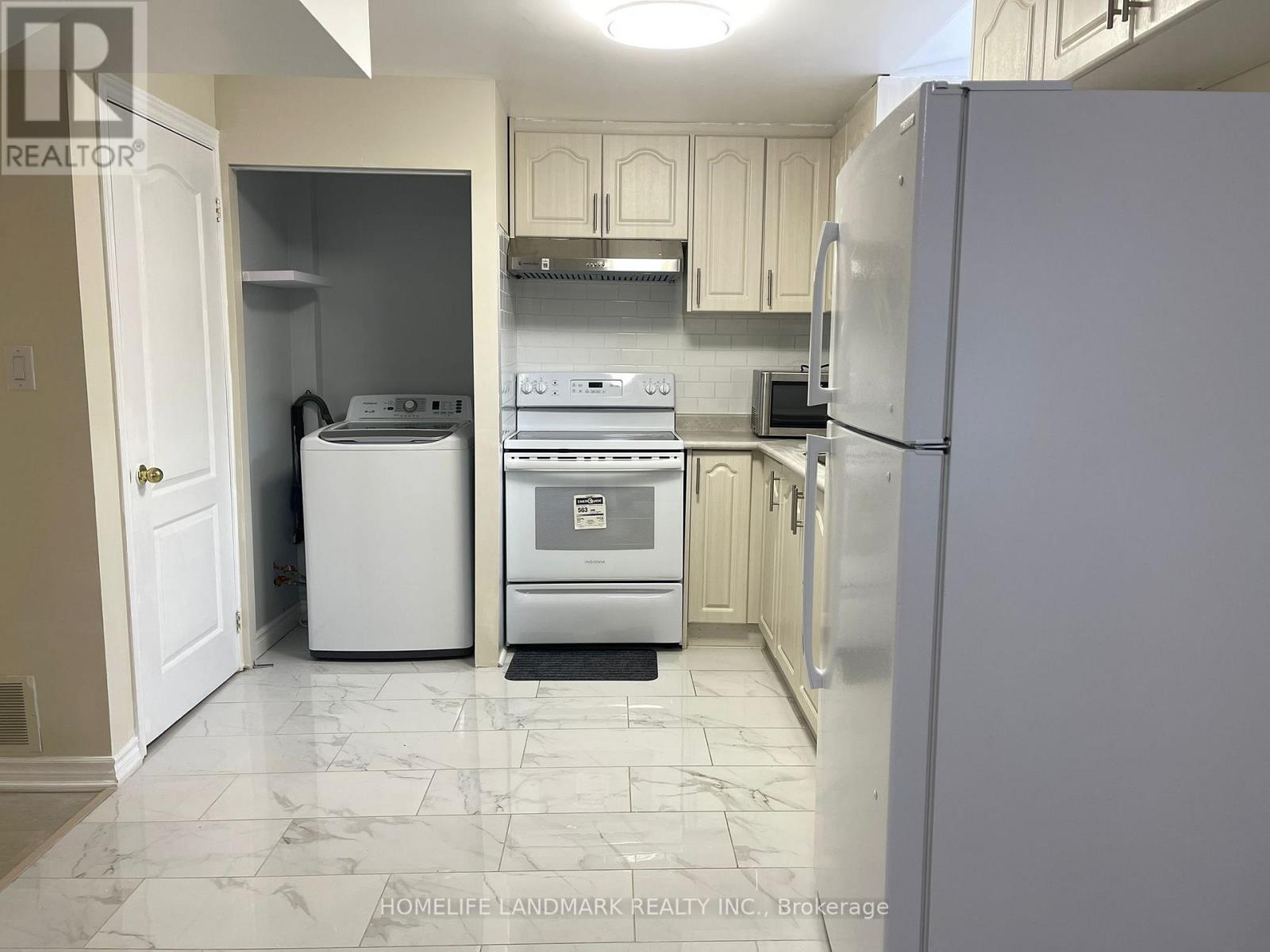 826 Winterton Way, Mississauga, Ontario  L5V 2A5 - Photo 2 - W13075348