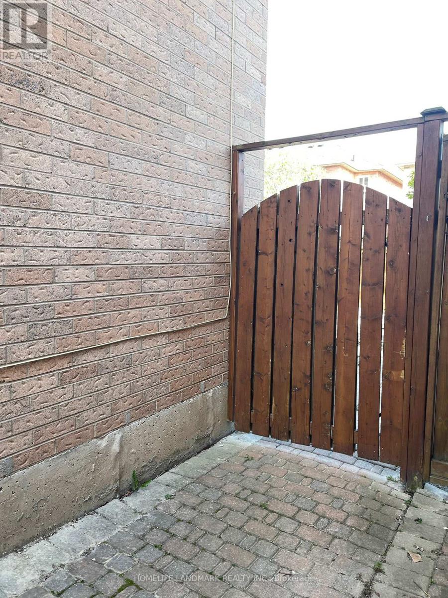 826 Winterton Way, Mississauga, Ontario  L5V 2A5 - Photo 25 - W13075348