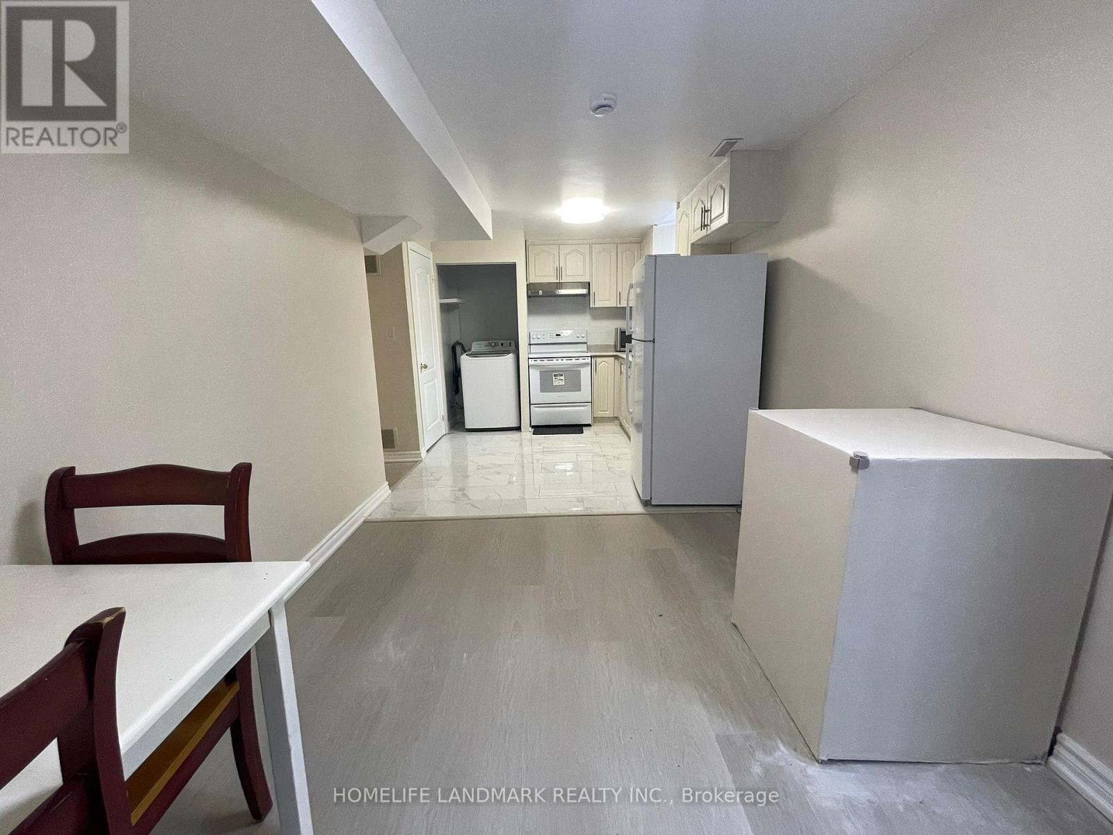 826 Winterton Way, Mississauga, Ontario  L5V 2A5 - Photo 3 - W13075348