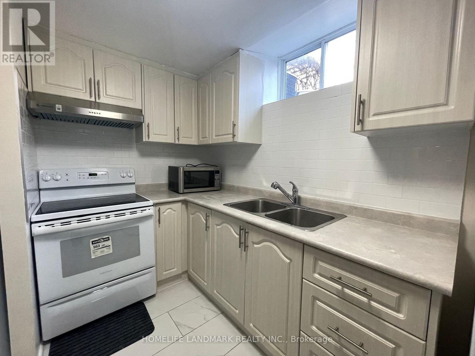 826 Winterton Way, Mississauga, Ontario  L5V 2A5 - Photo 6 - W13075348
