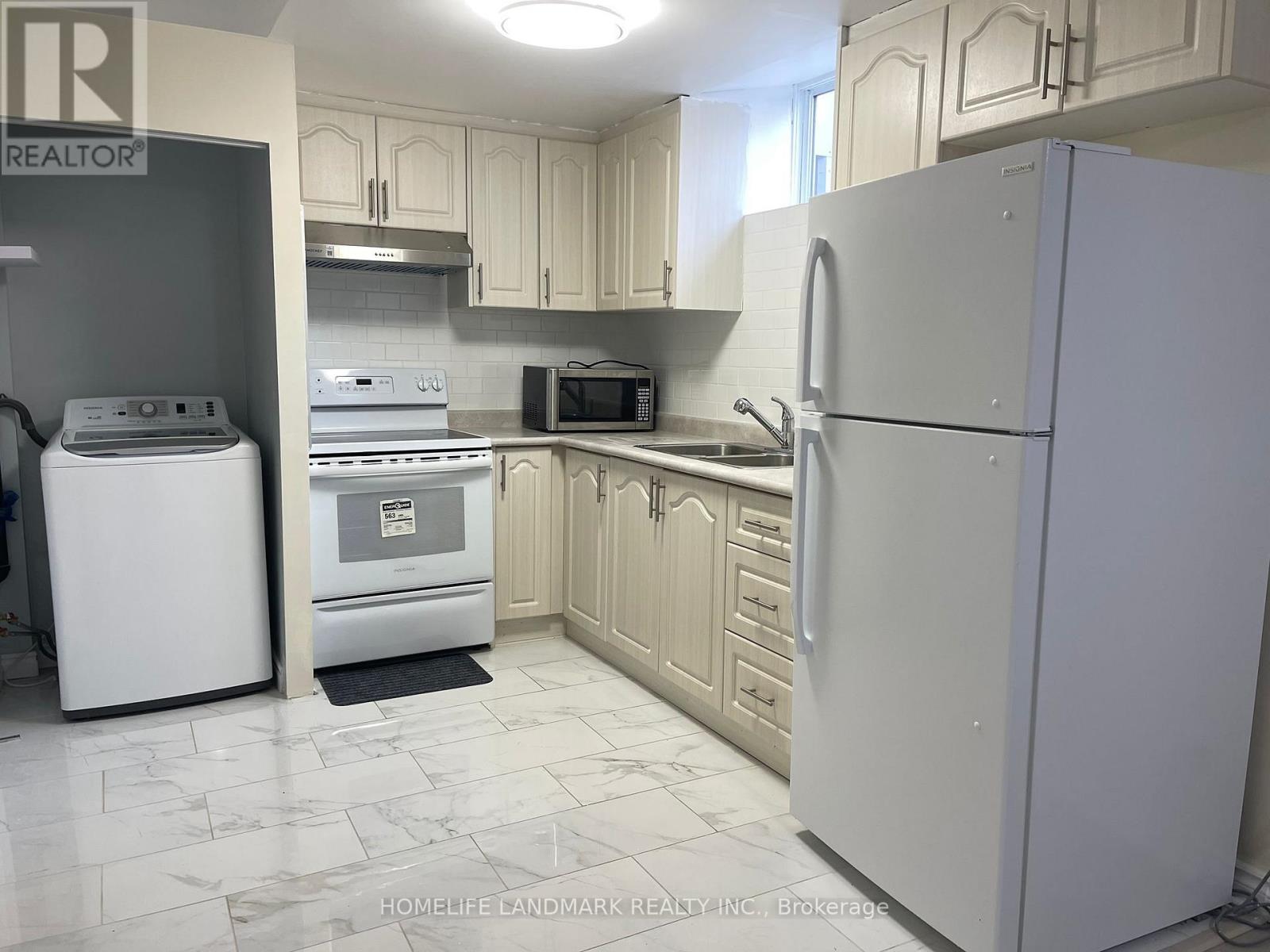 826 Winterton Way, Mississauga, Ontario  L5V 2A5 - Photo 5 - W13075348