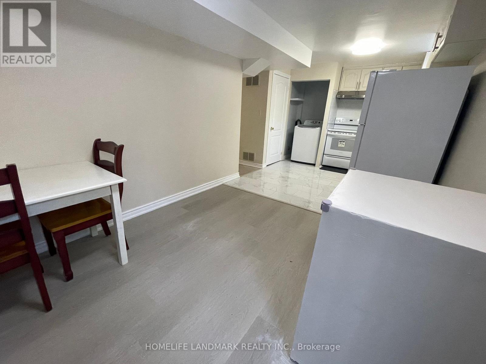 826 Winterton Way, Mississauga, Ontario  L5V 2A5 - Photo 4 - W13075348
