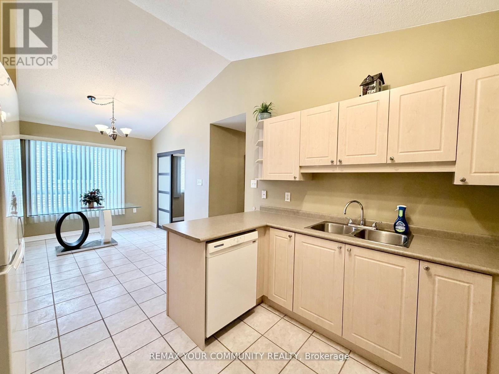Main Level - 20 Veseli Court N, Bradford West Gwillimbury (Bradford), Ontario  L3Z 3C3 - Photo 13 - N13081540