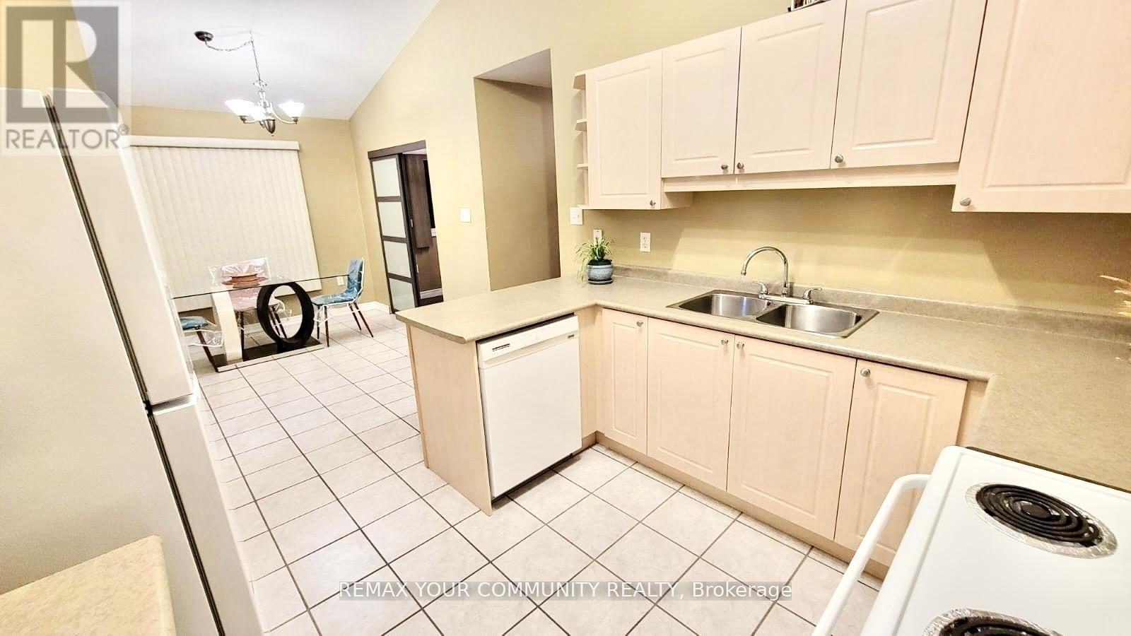 Main Level - 20 Veseli Court N, Bradford West Gwillimbury (Bradford), Ontario  L3Z 3C3 - Photo 14 - N13081540