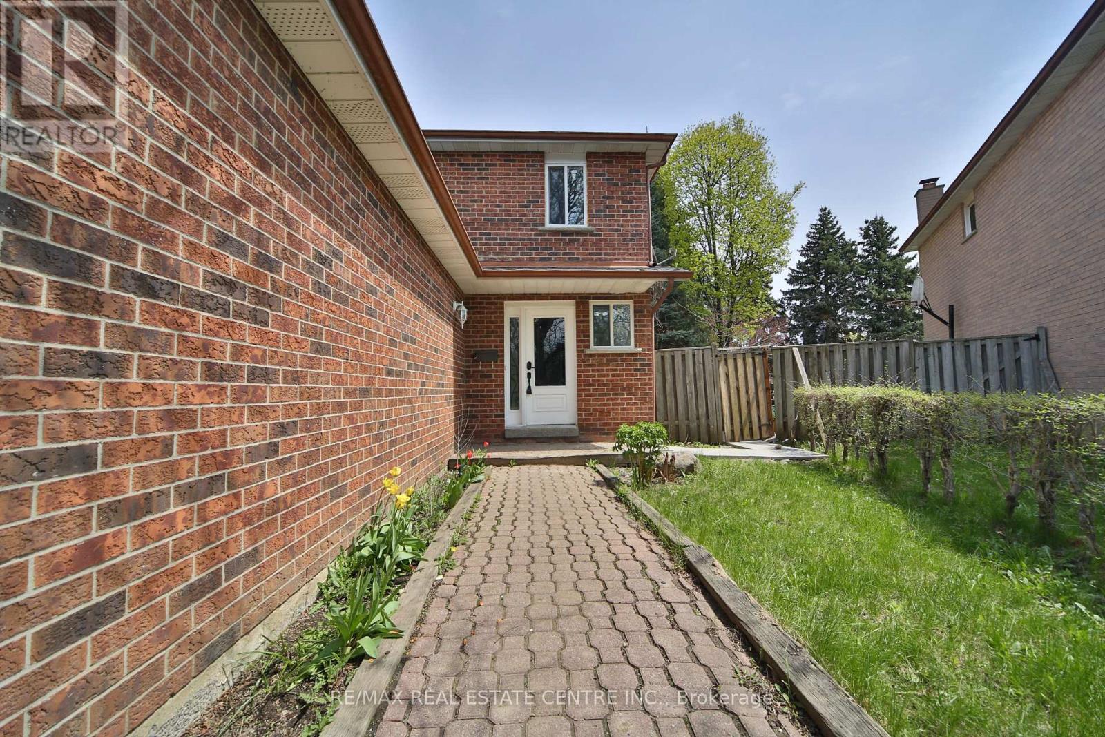 20 Mozart Crescent, Brampton, Ontario  L6Y 2W7 - Photo 3 - W13081538