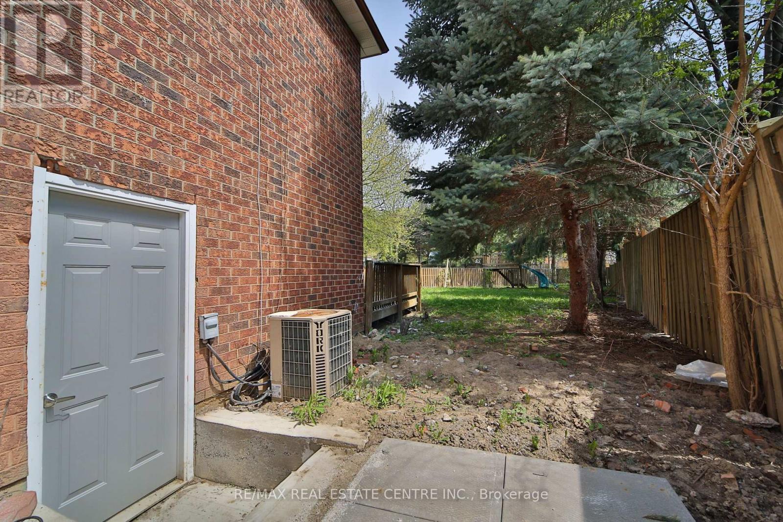 20 Mozart Crescent, Brampton, Ontario  L6Y 2W7 - Photo 34 - W13081538