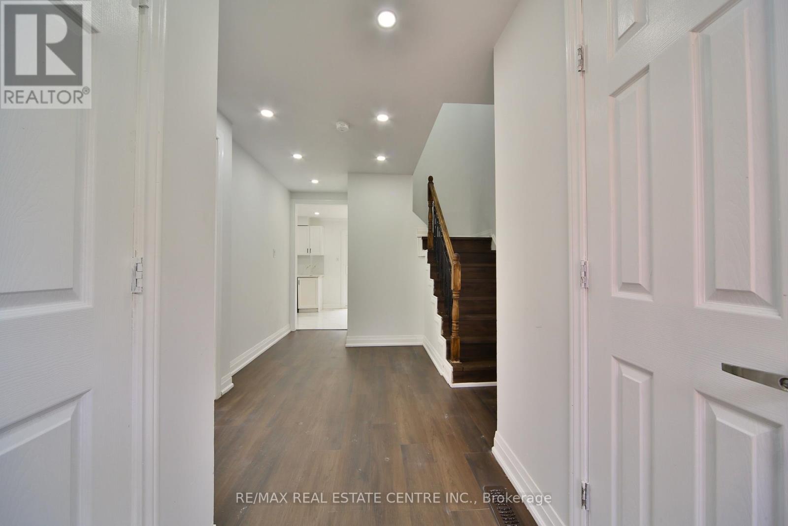 20 Mozart Crescent, Brampton, Ontario  L6Y 2W7 - Photo 4 - W13081538