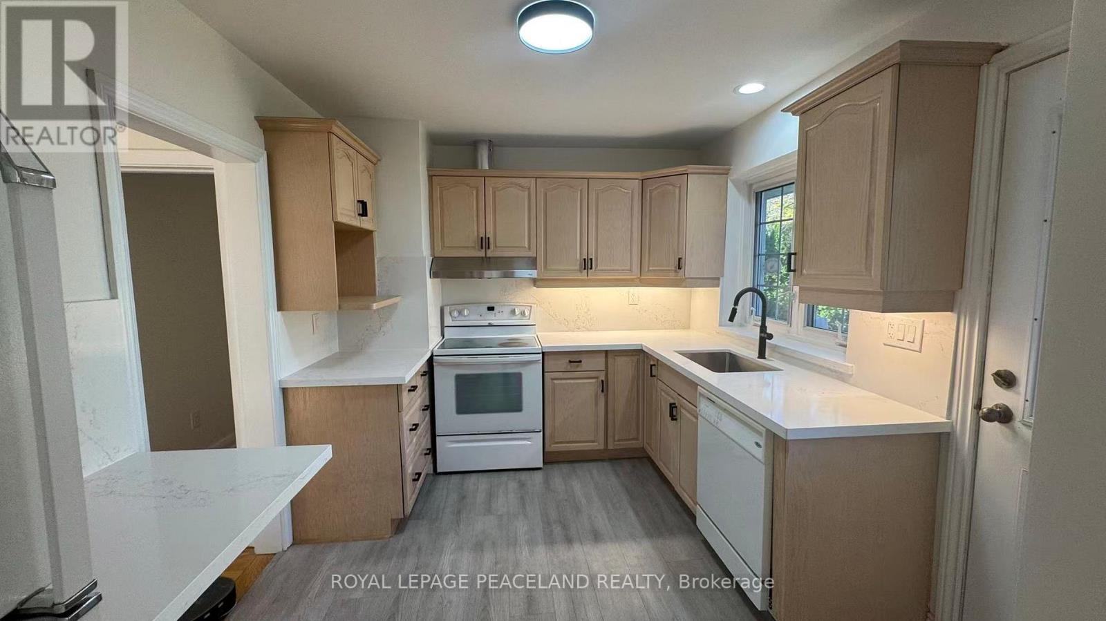 Upper, Utility Included - 66 Paperbirch Drive, Toronto, Ontario  M3C 2E7 - Photo 2 - C13081604