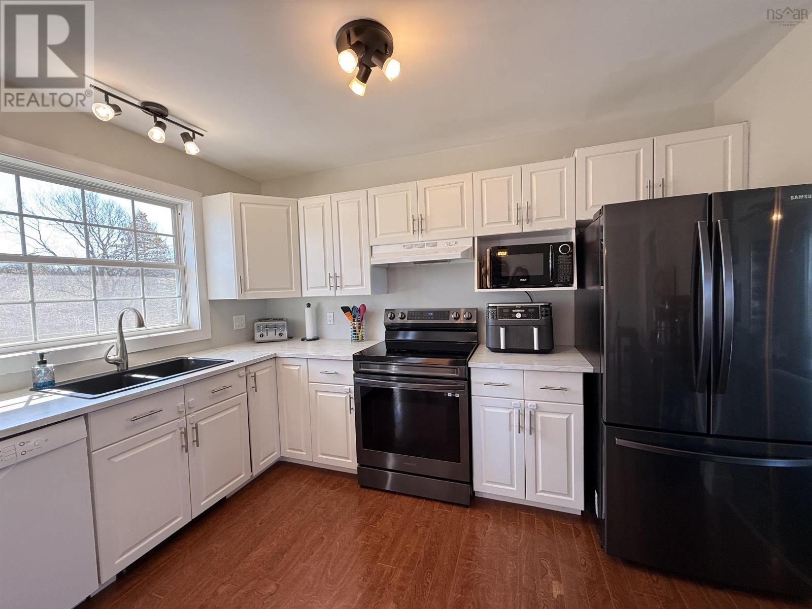 563 Brunswick Street, Yarmouth, Nova Scotia  B5A 4S5 - Photo 5 - 202609645