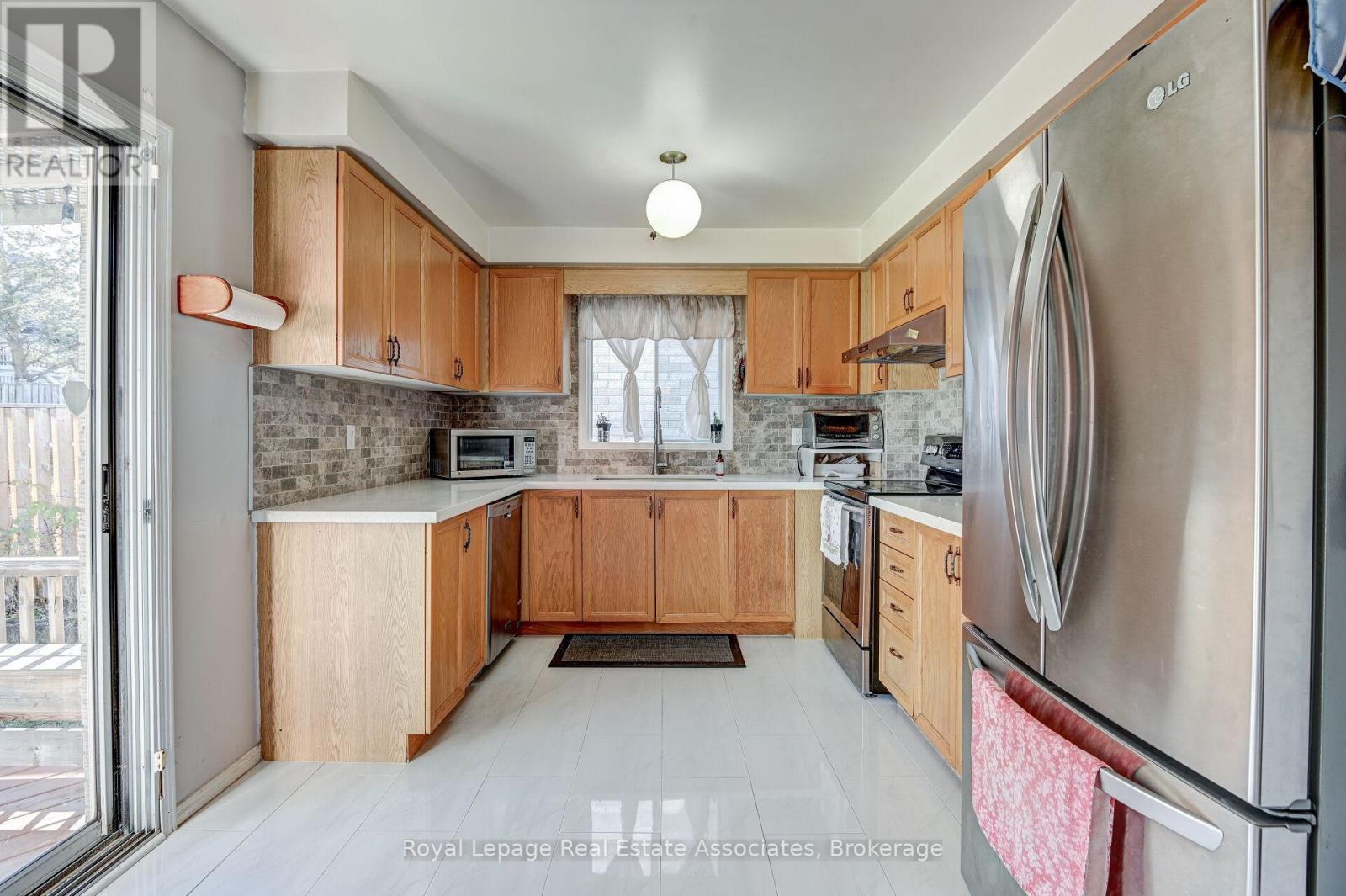 70 Nectarine Crescent, Brampton, Ontario  L6S 5Z1 - Photo 10 - W13081582