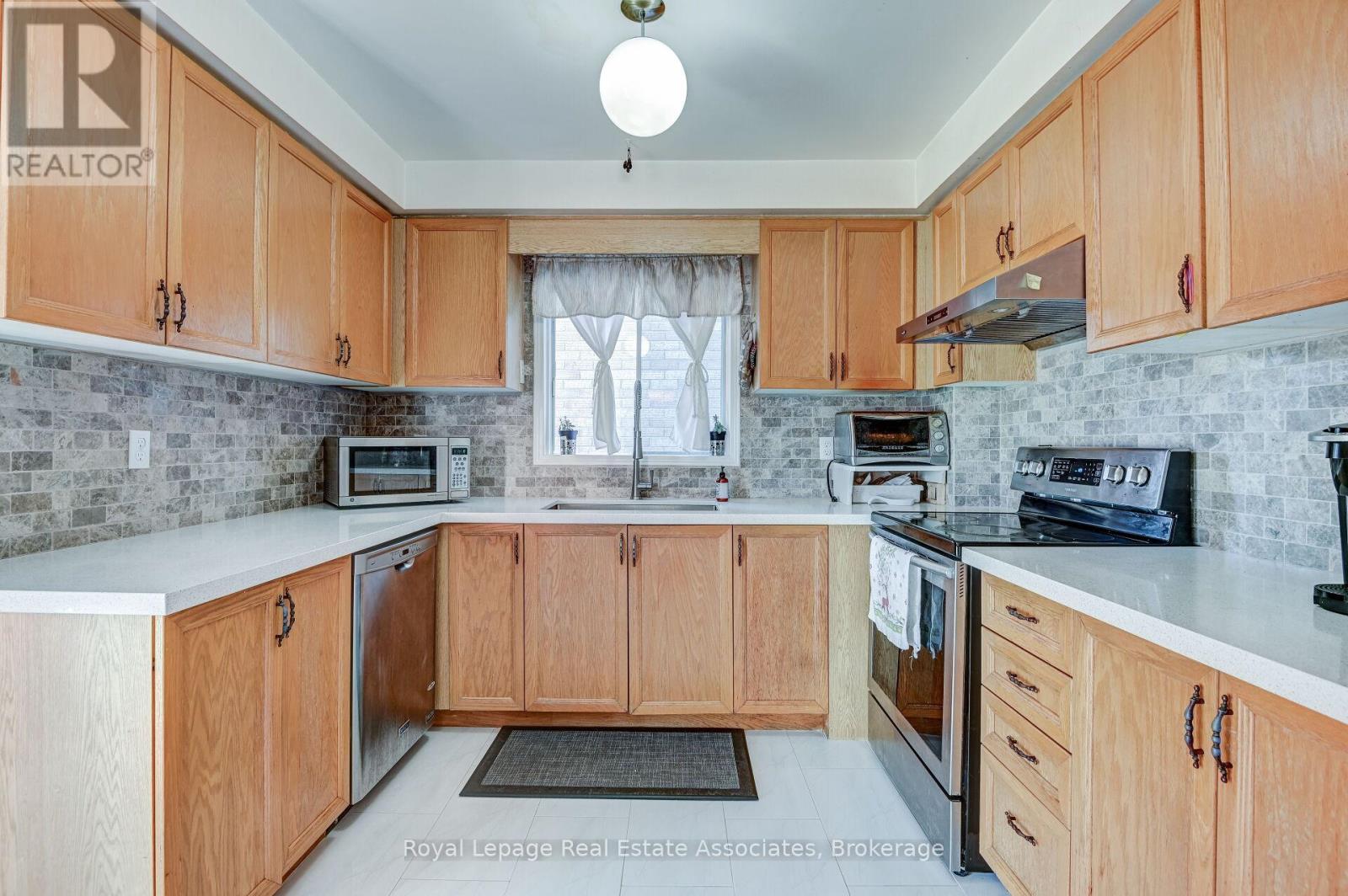 70 Nectarine Crescent, Brampton, Ontario  L6S 5Z1 - Photo 11 - W13081582