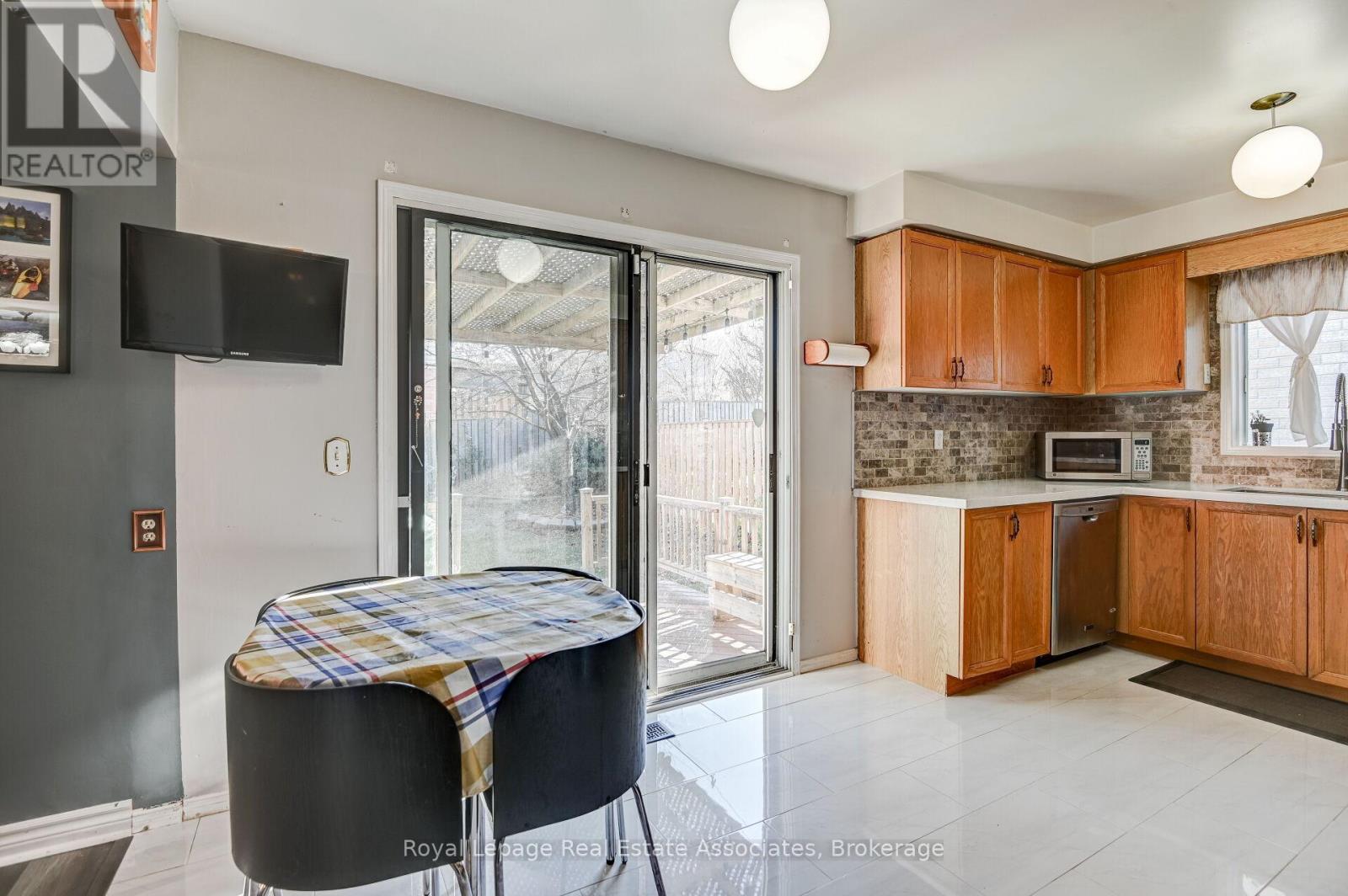 70 Nectarine Crescent, Brampton, Ontario  L6S 5Z1 - Photo 9 - W13081582