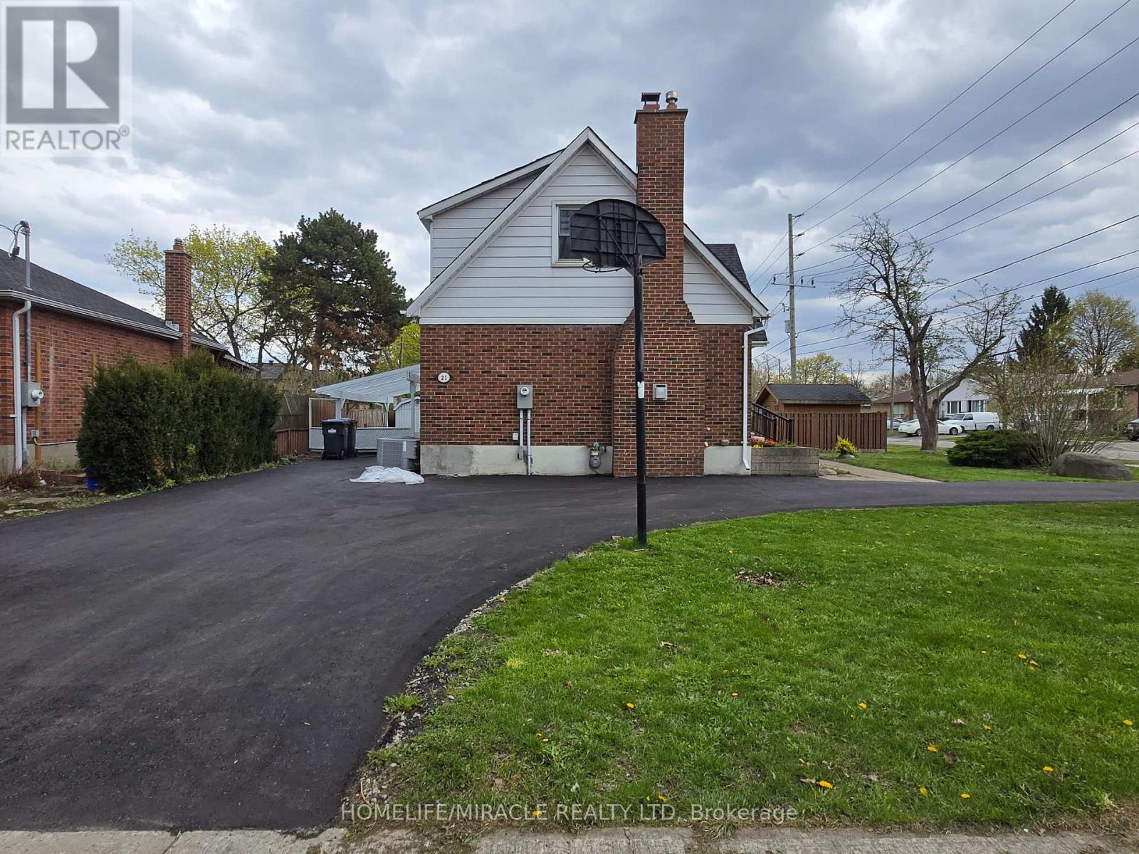 21 Gregory Street, Brampton, Ontario  L6Y 1G2 - Photo 2 - W13081596