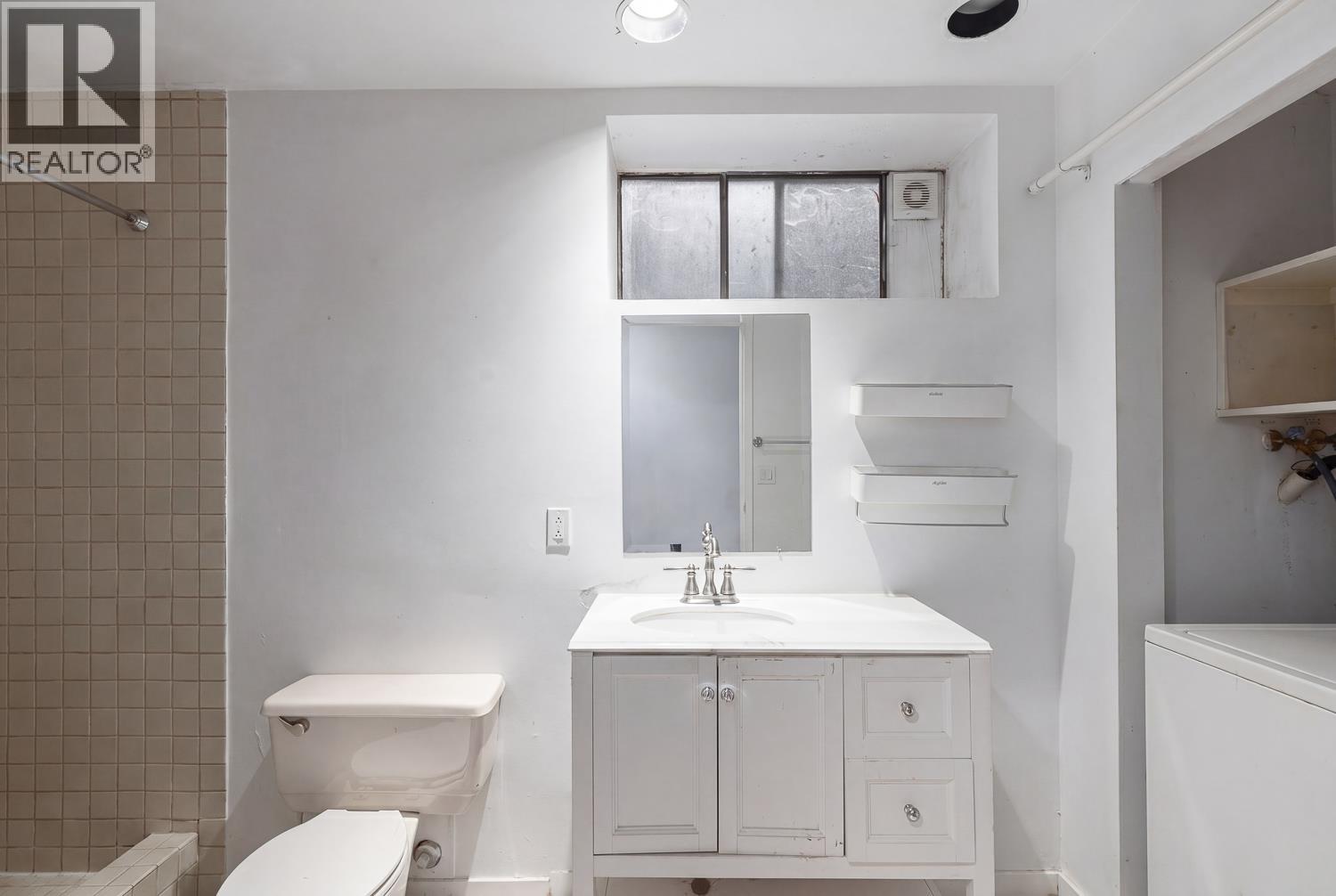 164 E Carisbrooke Road, North Vancouver, British Columbia  V7N 1M9 - Photo 16 - R3119312