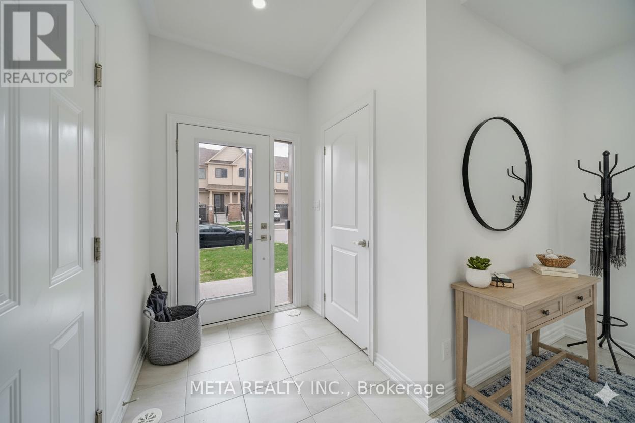 1073 Lockie Drive, Oshawa, Ontario  L1L 0R9 - Photo 2 - E13035326