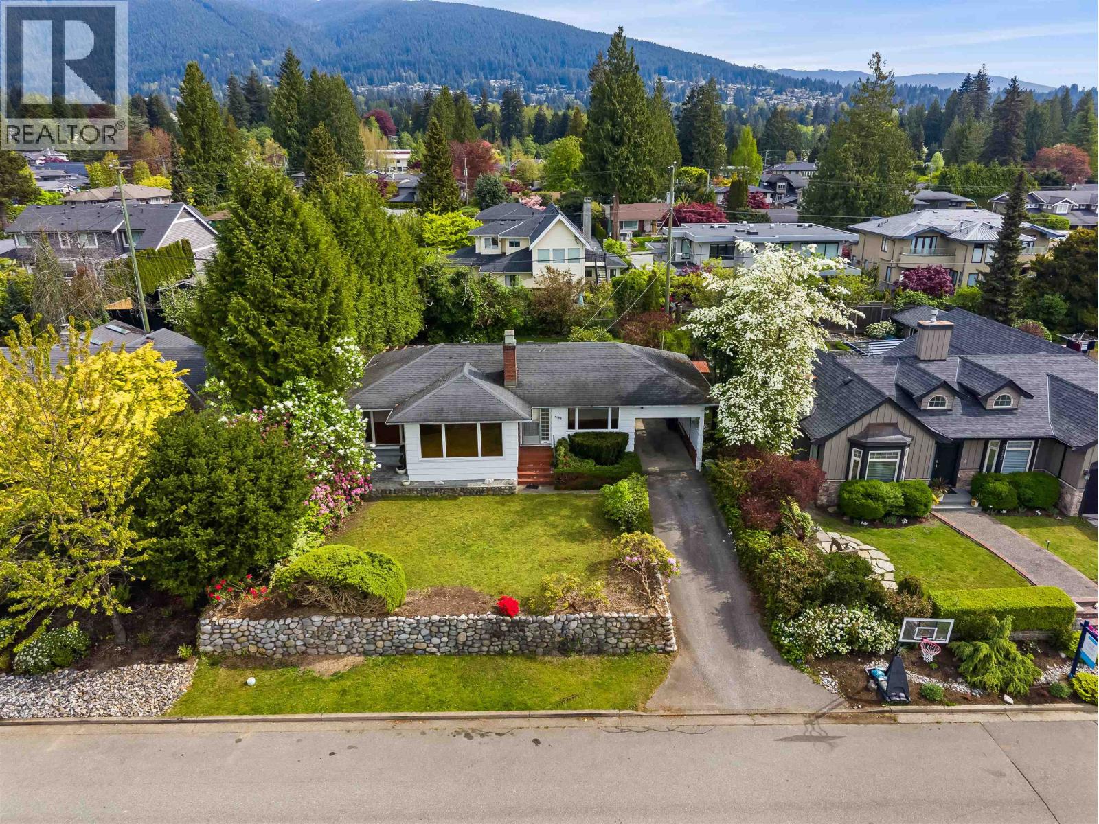 2762 Newmarket Drive, North Vancouver, British Columbia  V7R 2T4 - Photo 2 - R3119325