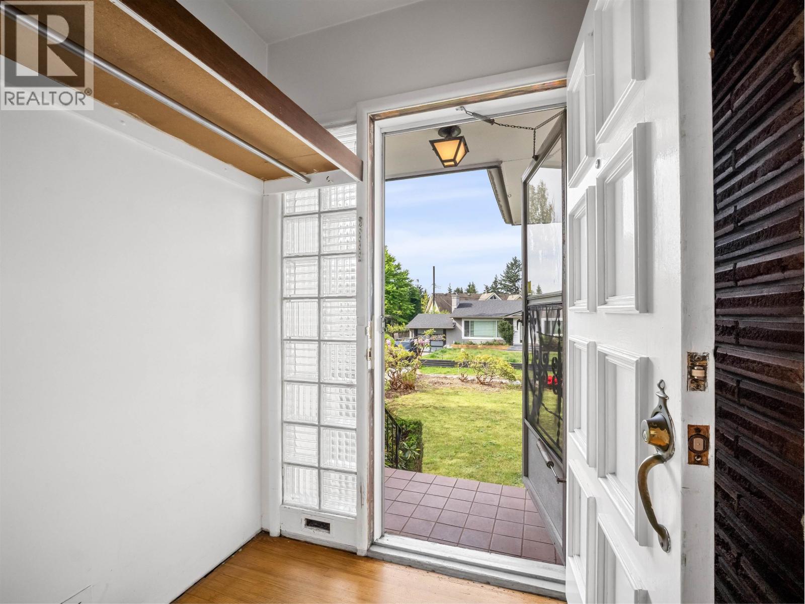 2762 Newmarket Drive, North Vancouver, British Columbia  V7R 2T4 - Photo 5 - R3119325
