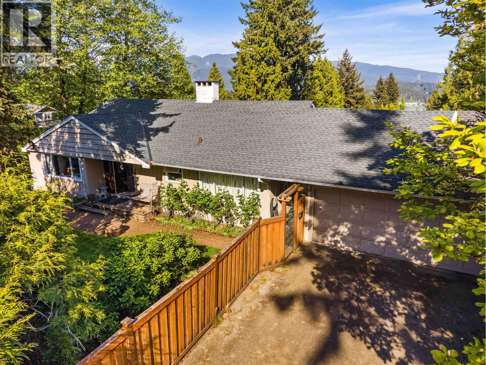 998 Fairway Drive, North Vancouver, British Columbia  V7G 1L8 - Photo 3 - R3119330