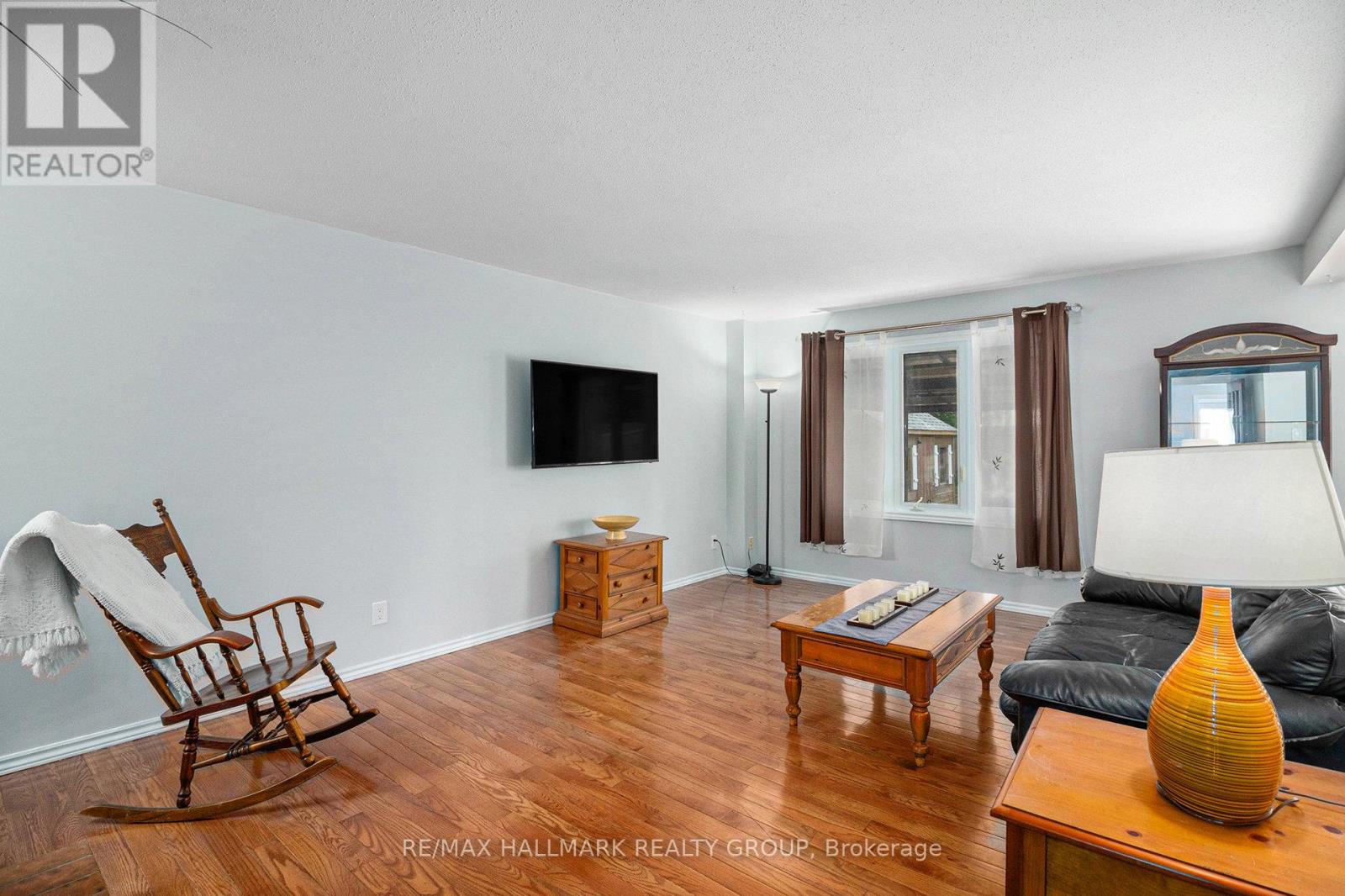 270 Mceachern Crescent, Ottawa, Ontario  K1E 3K5 - Photo 11 - X12821584
