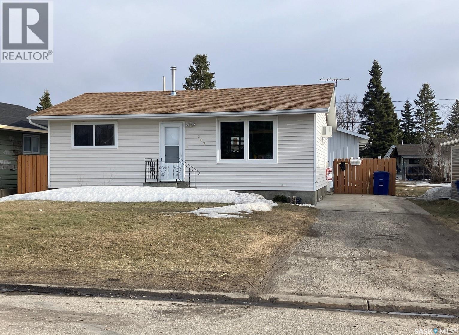 302 7th Avenue W, Nipawin, Saskatchewan  S0E 1E0 - Photo 1 - SK034271