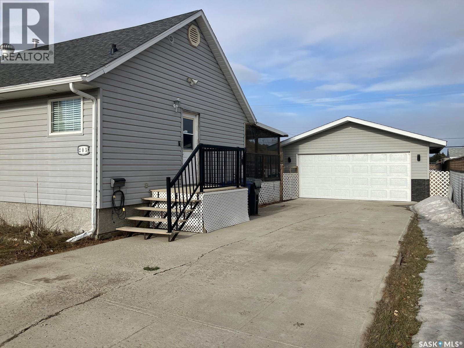 205 6th Street N, Nipawin, Saskatchewan  S0E 1E0 - Photo 3 - SK030450