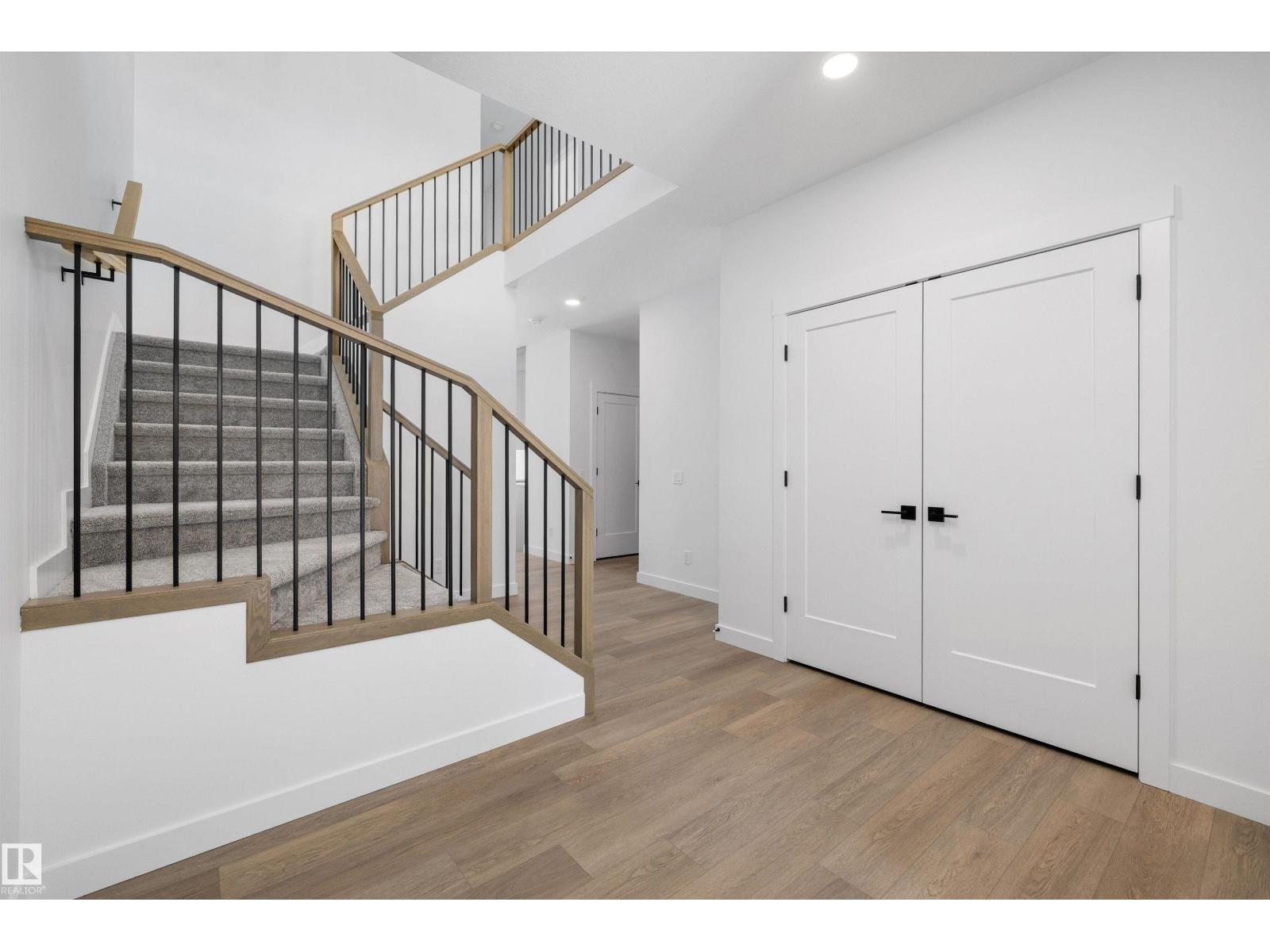 1077 Cristall Cr SW, Edmonton, Alberta  T6W 5S6 - Photo 4 - E4485700