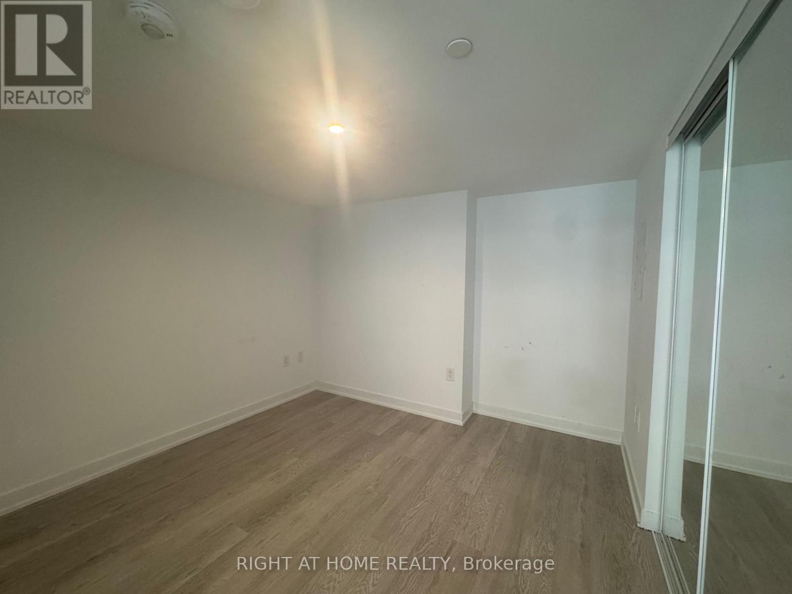 322 - 3 STRATHGOWAN AVENUE, Toronto, Ontario