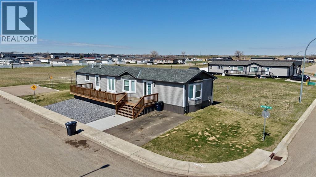 3 Meadowplace Manor E, Brooks, Alberta  T1R 0W9 - Photo 2 - A2307902