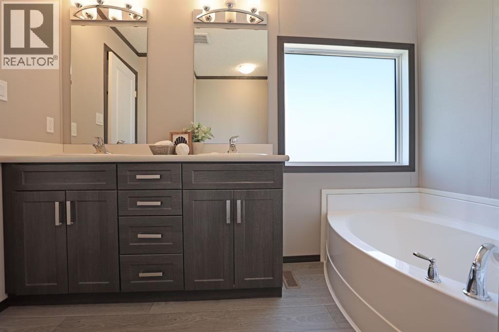 3 Meadowplace Manor E, Brooks, Alberta  T1R 0W9 - Photo 22 - A2307902