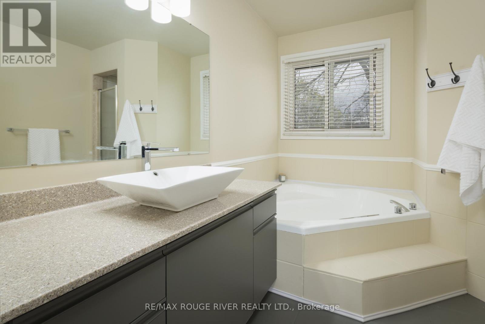 2052 Lynn Heights Drive, Pickering (Liverpool), Ontario  L1X 1N8 - Photo 24 - E13082120