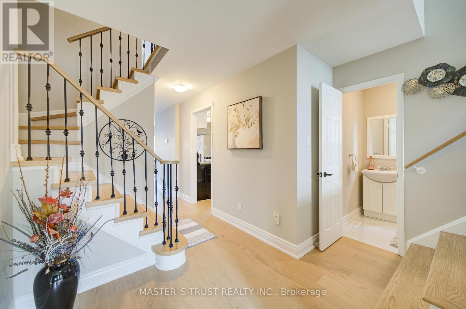 1017 Lucerne Crescent, Mississauga (Creditview), Ontario  L5C 3X6 - Photo 4 - W13082170