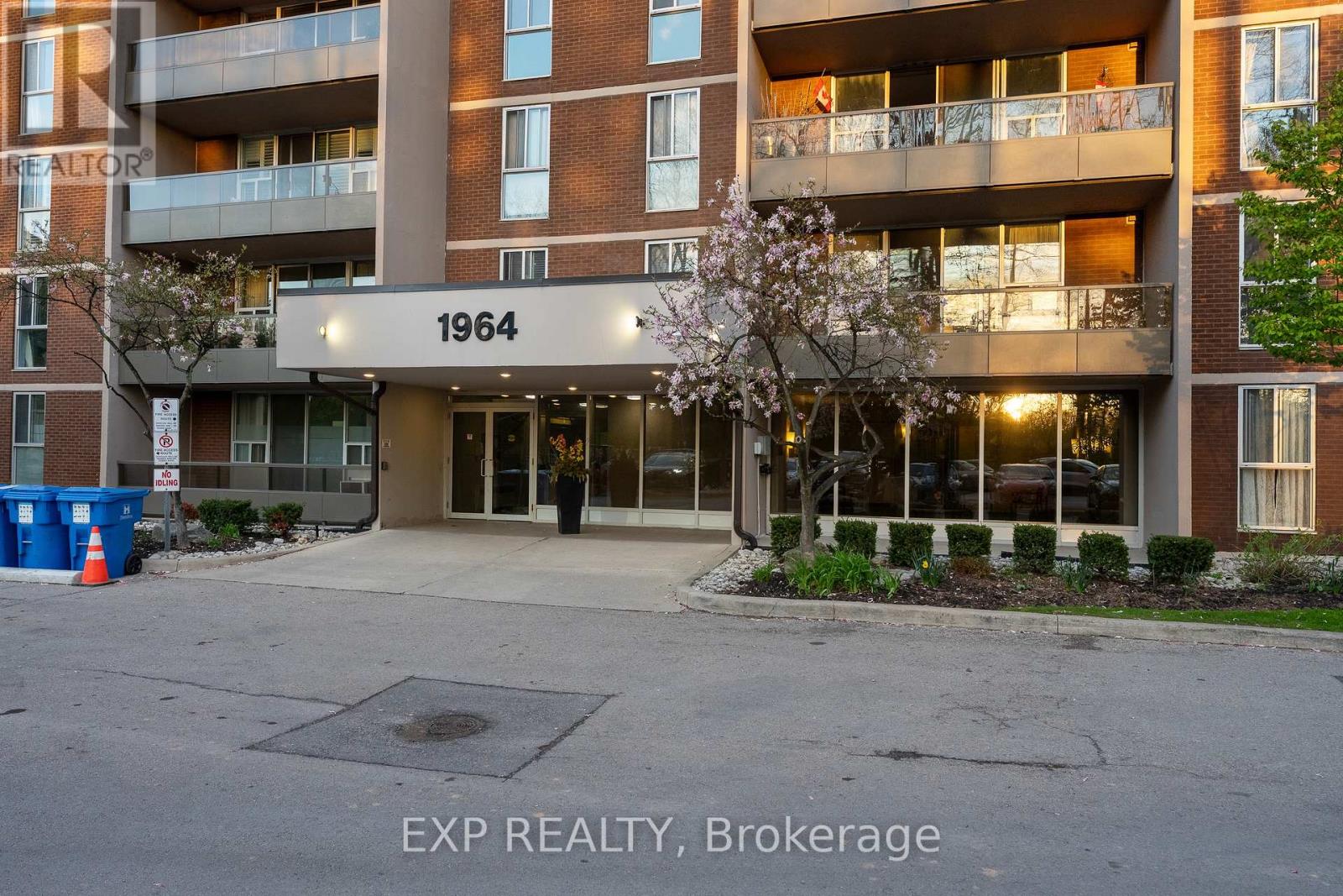 901 - 1964 Main Street W, Hamilton (Ainslie Wood), Ontario  L8S 1J5 - Photo 2 - X13082070