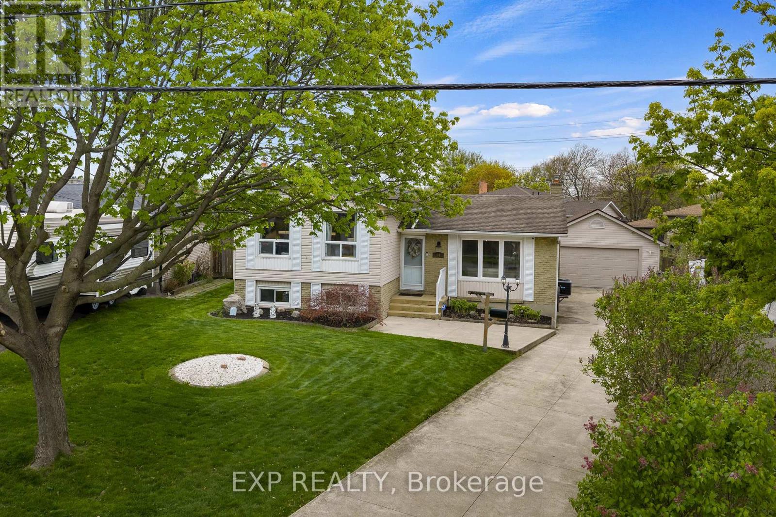 64 Carriage Road, St. Catharines (Secord Woods), Ontario  L2P 1T1 - Photo 2 - X13082194