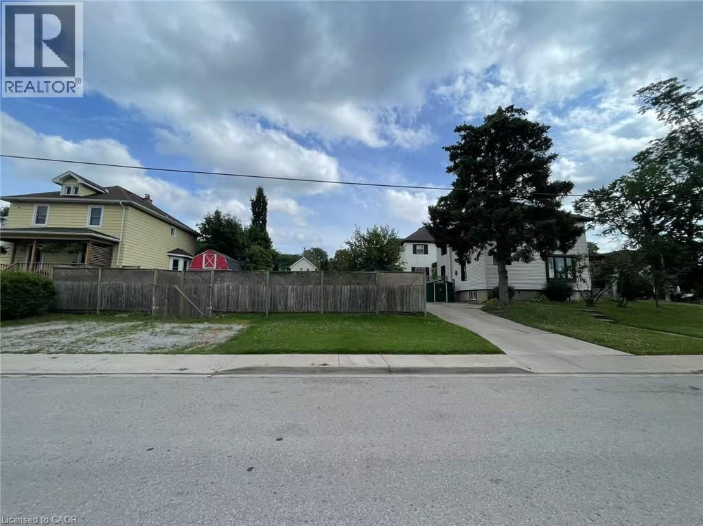 12 Carleton Street N, Thorold, Ontario  L2V 2A3 - Photo 2 - 40824215