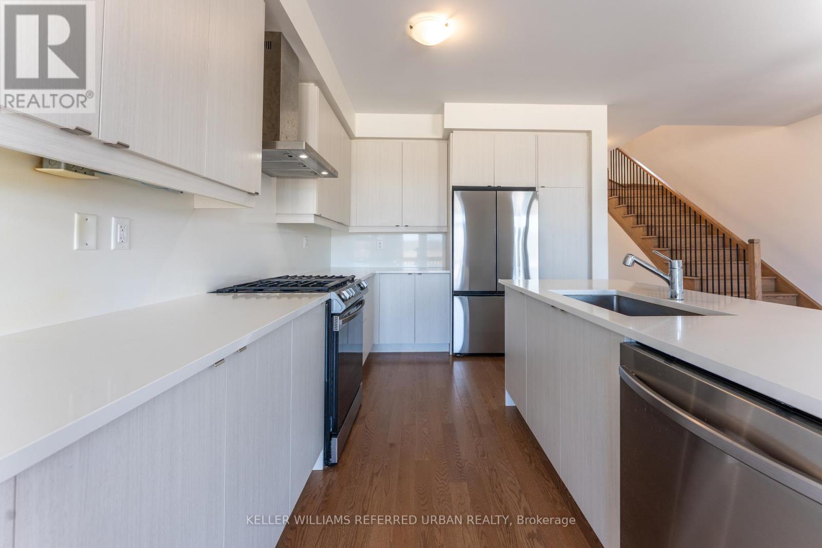23 Greer Street, Barrie, Ontario  L9J 0R4 - Photo 4 - S13082286