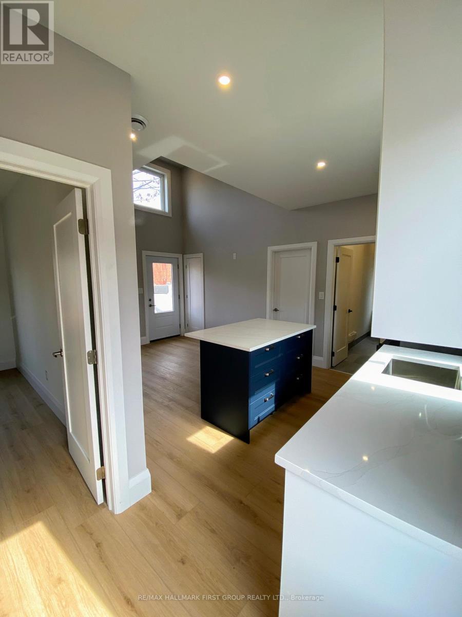 88 Codrington Street, Barrie, Ontario  L4M 1R5 - Photo 3 - S13082350
