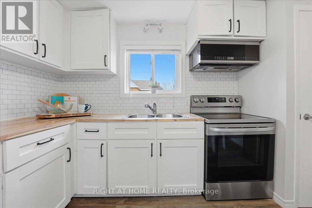 1 Leonard Avenue, Penetanguishene, Ontario  L9M 1C8 - Photo 4 - S13082386